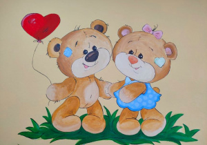 Dwa niedźwiadki trzymające się za łapki, stoją na trawie, niedźwiadek po lewej stronie trzyma w łapce balonik serduszko